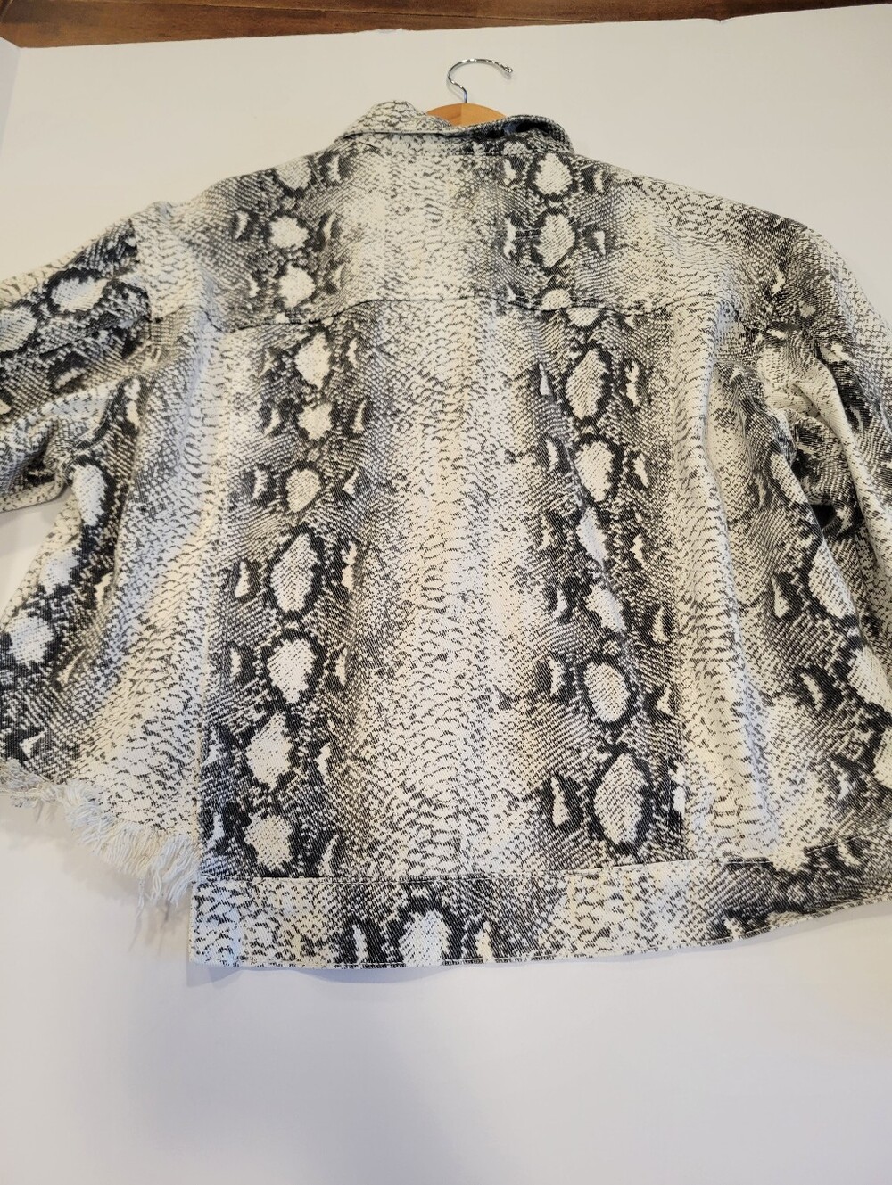 POL Crue Snakeskin Print Distressed Cropped Jacket Black Cream L Frayed Western - Picture 13 of 15